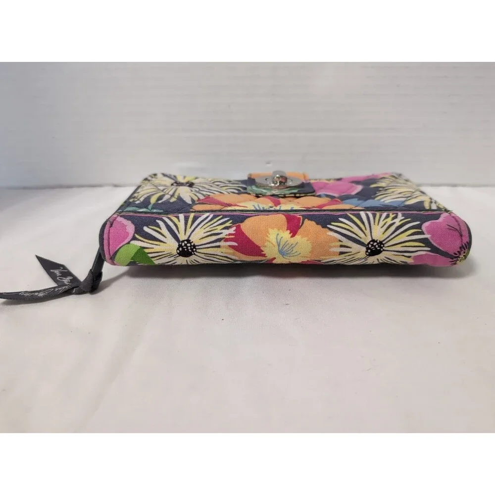 VERA BRADLEY WALLET Zip around TURNLOCK FLORAL PRINT